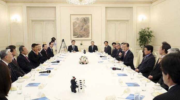 President Moon meets World Korean Business Convention 171030_hansang_art1.jpg