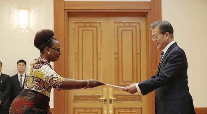 President Moon welcomes six new foreign envoys 171103_presidentenvoys_1.jpg