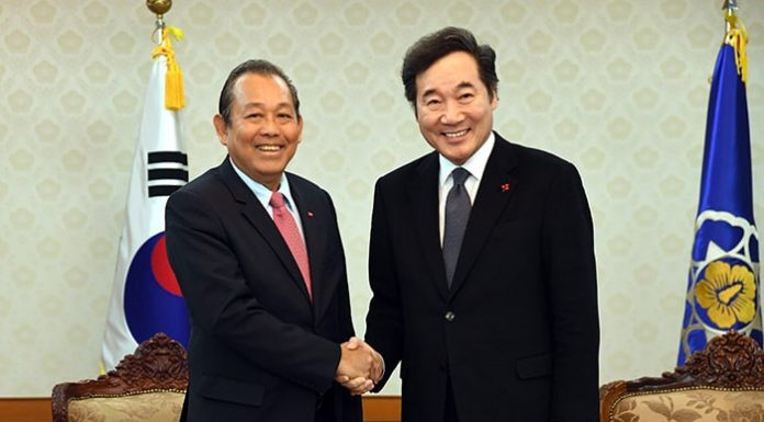 PM holds meeting with Vietnamese leader 171122_PM_article201.jpg