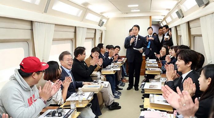 President Moon boards KTX with PyeongChang supporters 171220_cwd_trrain_lunchmeeting_L1.jpg