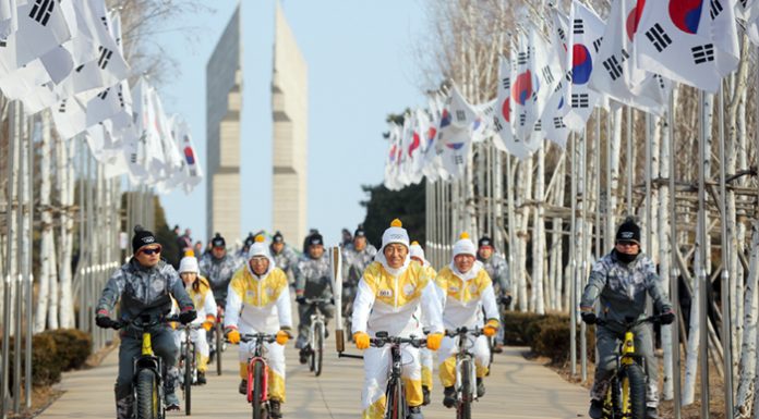 PyeongChang torch relay lights up Gangwon-do 180130_torch_article1.jpg
