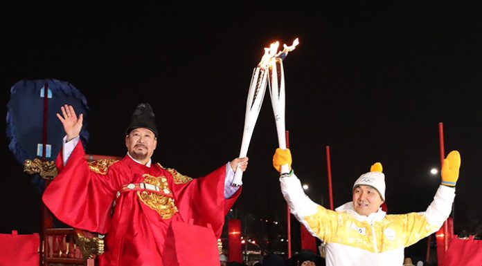 Gwanghwamun Square torch relay shows 600 years of history 700_torch_20180113.jpg