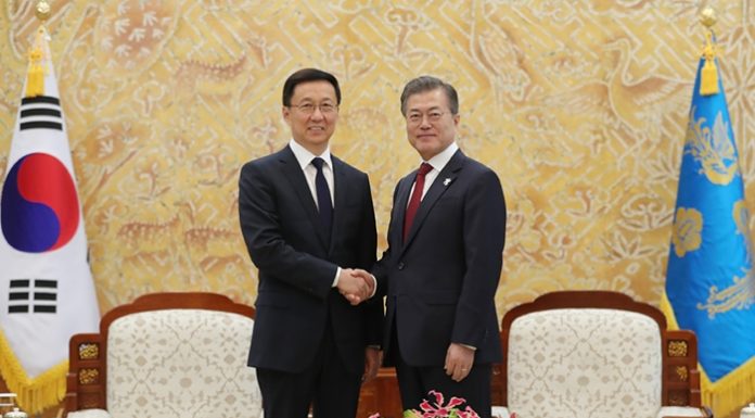 President Moon meets Chinese special envoy 180209_hanzheng_700.jpg