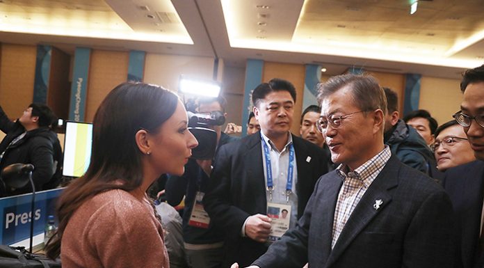President Moon visits PyeongChang press center 700_mpc.jpg