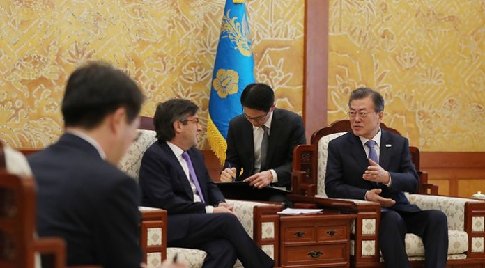 President Moon meets leader of Latin American development bank IDB_02025_text01.jpg