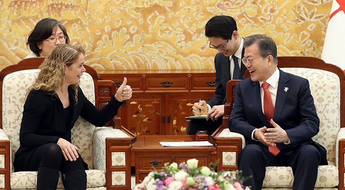 President Moon meets Canadian governor general Korea_Canada_Summit_01.jpg