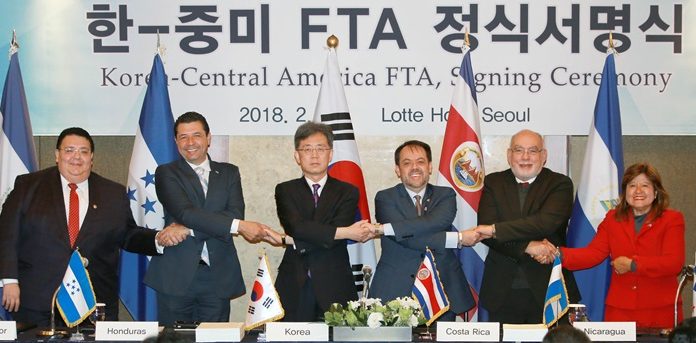 Korea signs FTA with 5 Central American countries eykim_FTA_180223_text.jpg
