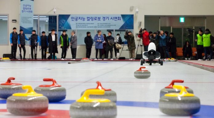 Curling robot vs. humans curlingrobot_in.jpg