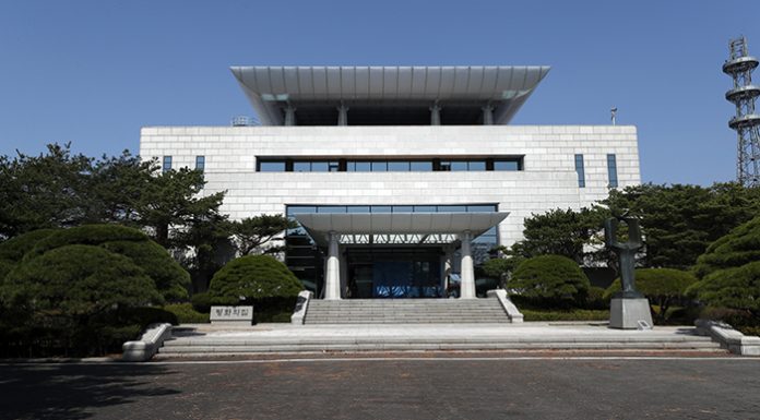 Panmunjeom_PeaceHouse_Foreign_Press_JSA_11.jpg