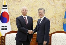 President Moon meets World Economic Forum leader WEF_Meeting_0411.jpg