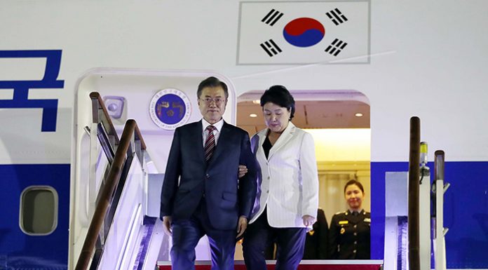 Arriving_Seoul_President_Moon_01.jpg