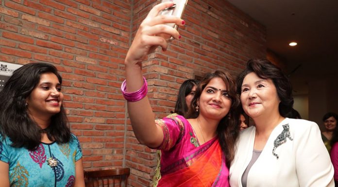 First lady enjoys Bollywood with Indian students 180705_kimjungsook_art1.jpg