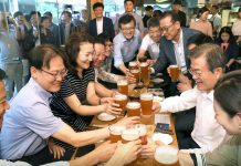 President stops by local pub after work President_Moon_Hof_Meeting_Aritcle_20180727_01.jpg