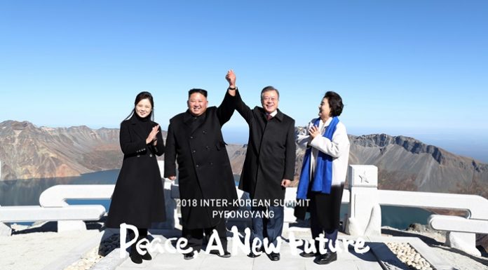 Korean leaders hold hands high atop Baekdusan