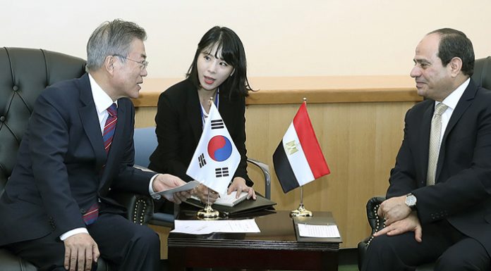 President Moon holds summit with Egypt, Chile