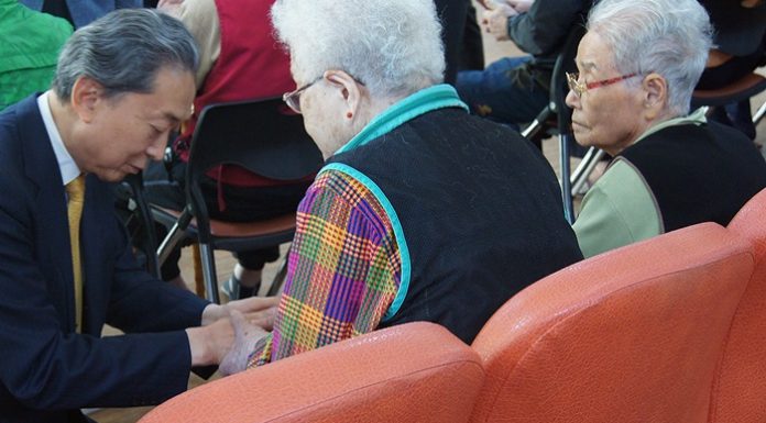 Former Japanese prime minister kneels in front of survivors of atomic bombing