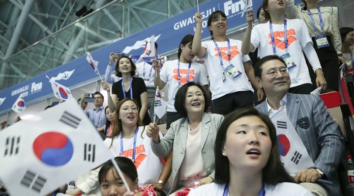 First lady Kim cheers for Korea at World Aquatics Championships in Gwangju