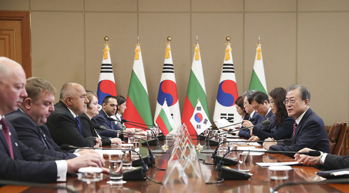 President Moon agrees to boost practical cooperation with Bulgaria