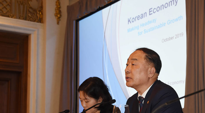 Finance minister tells foreign investors ‘economy has strong resilience’