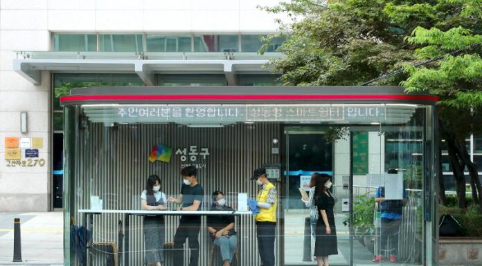 Seoul district opens 10 smart, virus-free bus stops