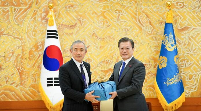 President gifts traditional liquor to outgoing US ambassador