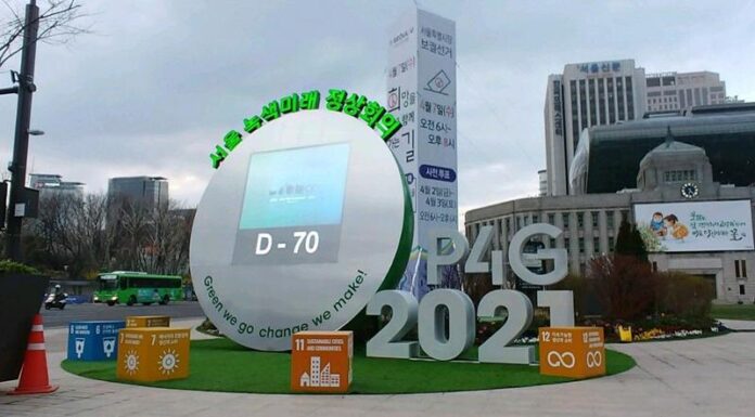 Big clock at Seoul Plaza starts P4G Summit countdown