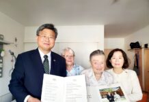 President Moon hails 2 Austrian nurses who served Korea for 40 years
