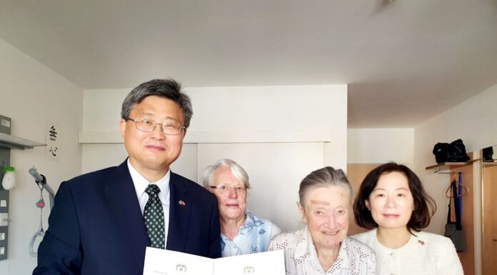President Moon hails 2 Austrian nurses who served Korea for 40 years
