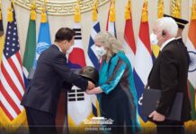 President Moon honors 2 foreign Korean War veterans