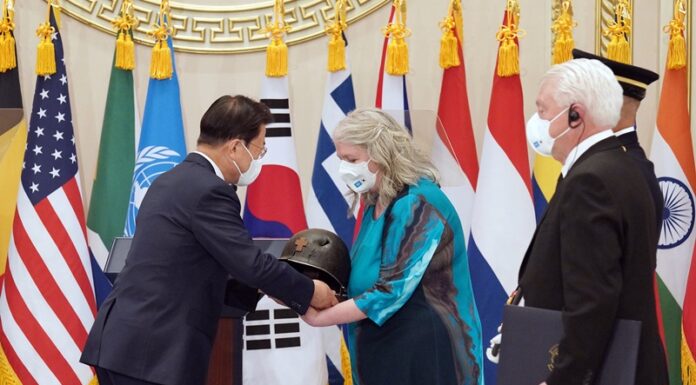 President Moon honors 2 foreign Korean War veterans