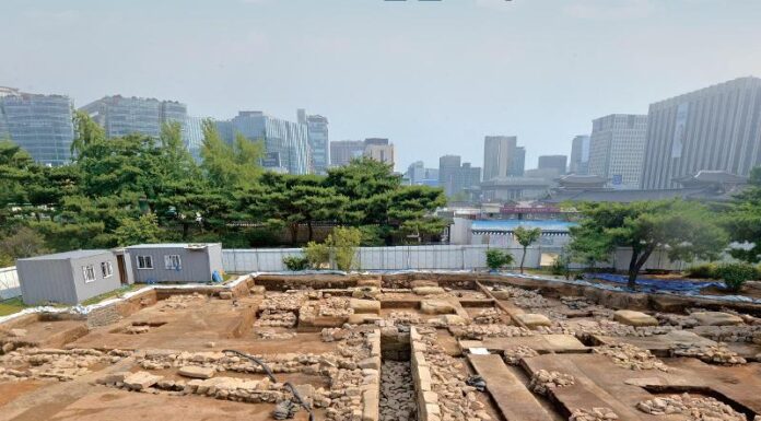 Joseon-era public bathroom with sewage facility found at Seoul palace