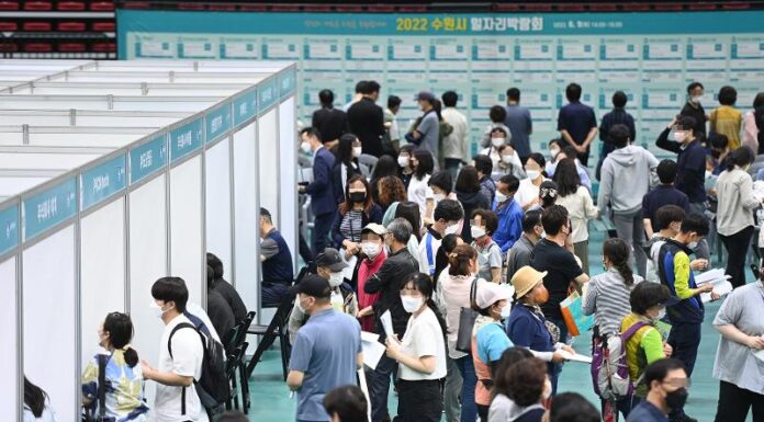 Job growth last month set 22-year high: Statistics Korea