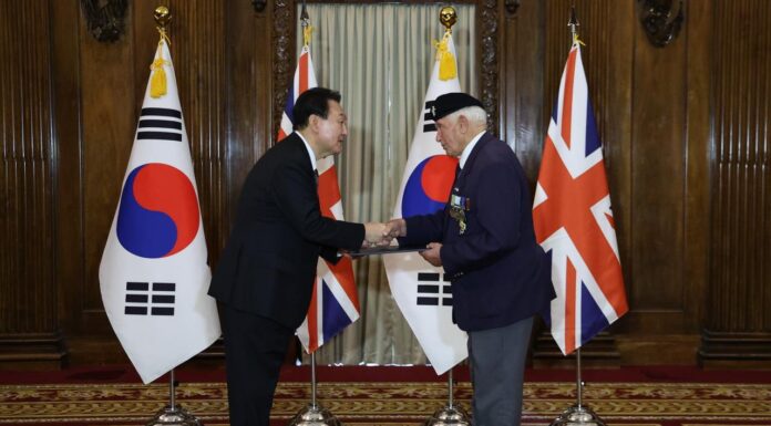 President Yoon gives medal to British Korean War veteran