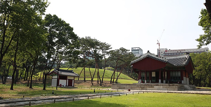Seolleung, the tomb of King Seongjong (r. 1469-1494), has suffered the most among the royal Joseon tombs. The invading Japanese army dug up the tomb in 1593, in the 26th year of King Seonjo's reign (r. 1567-1608). This was during the peak of Hideyoshi's invasions of Korea between 1592 and 1598. In 1625 and 1626, the third and fourth years of King Injo's reign (r. 1623-1649), there was a fire at the tomb's Jeongjagak, a T- shaped house used to make sacrifices, and elsewhere around the tomb. 
