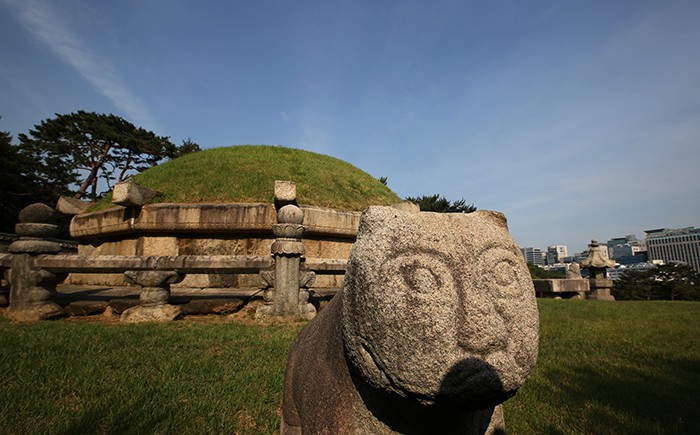  A stone tiger faces the sun as the temperature rises to over 34 degrees Celsius on June 10. Lee Dong-jin, a guide at the tomb, says that the tiger symbolizes <i>yang</i> and the sheep represents <i>yin</i>, among the animal statues surrounding the tomb. 