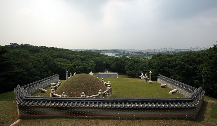 The Hogneung was originally a site for two tombs, for King Yeongjo and Queen Jeongseong. However, King Yeongjo was buried with Queen Jeongsun (1745-1805) in the Donggureung, which left the right side of the Hongneung empty.
