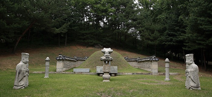 The above photo shows the <I>Daebinmyo</i>, the tomb of Queen Jang Hui-Bin, whose life was a convoluted tale of ups and downs.