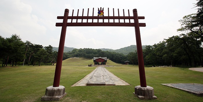 Myeongneung includes the tombs of two of King Sukjong's wives: Queen Inhyeon and Queen Inwon. These tombs are exemplary examples of a typical royal gravesite. There is the <i>chamdo</i>, the path between the red wooden gate, or <i>hongsalmun</i>, and the <i>jeongjagak</i>, the T-shaped building found at all Joseon royal tombs. The raised central part of the path was dubbed the <i>sindo</i>. Only the spirits of the ancestors would walk there. The kings walked on the right-hand side, along the <i>eodo</i> path. Servants walked on both edges of the path.