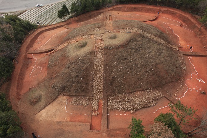  An aerial view shows tombs from the Mahan Confederacy in Dongsan-dong, Jeonju (top), and an ancient tomb site can also be seen in Geumsan-ri, Hampyeong-gun County. 