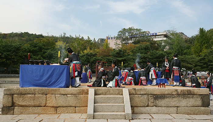 서울 사직단에서 4일 사직대제가 봉행되고 있다. 나라의 풍요와 안녕을 기원하는 사직대제는 지난 1988년부터 매년 가을 열리고 있다. 