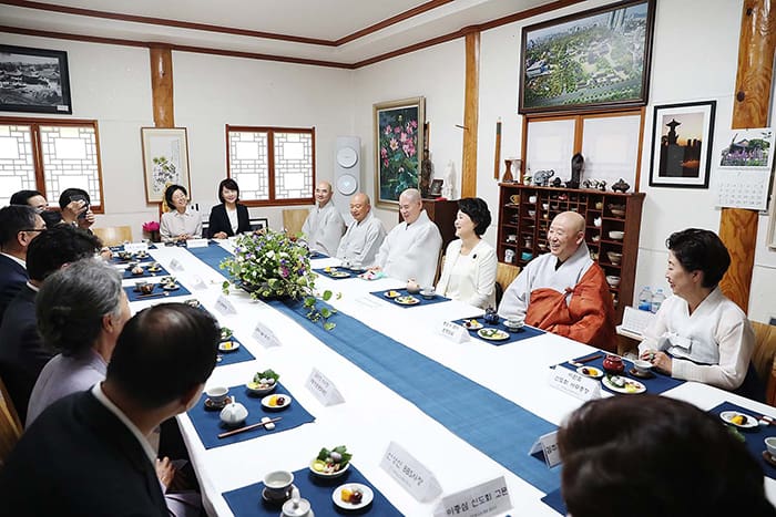 First lady visits Buddhist temple in Seoul | Gangnam.com